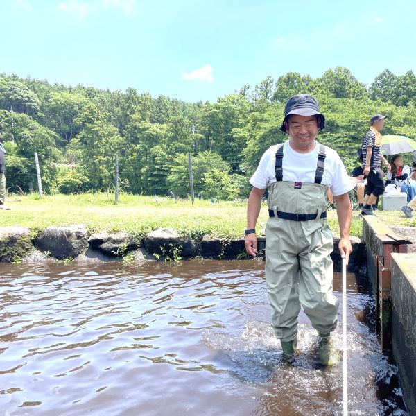 ニジマス釣り参加中の社長