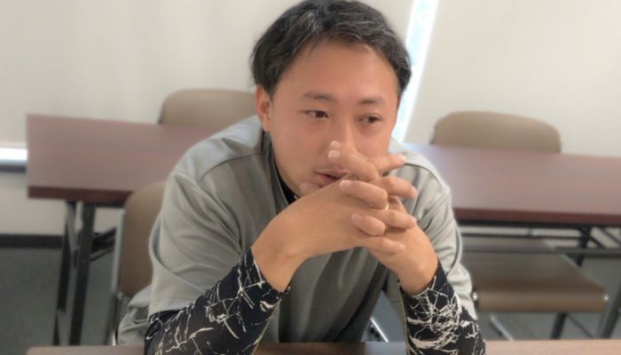 相田さん手を組んでいる写真