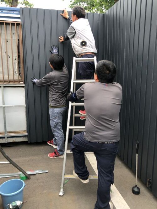 コンテナの壁付け作業
