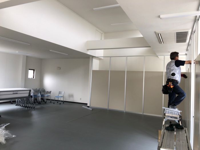 会議室にすり工事中