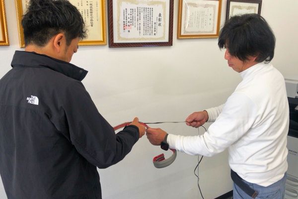 社長と専務の配線工事写真